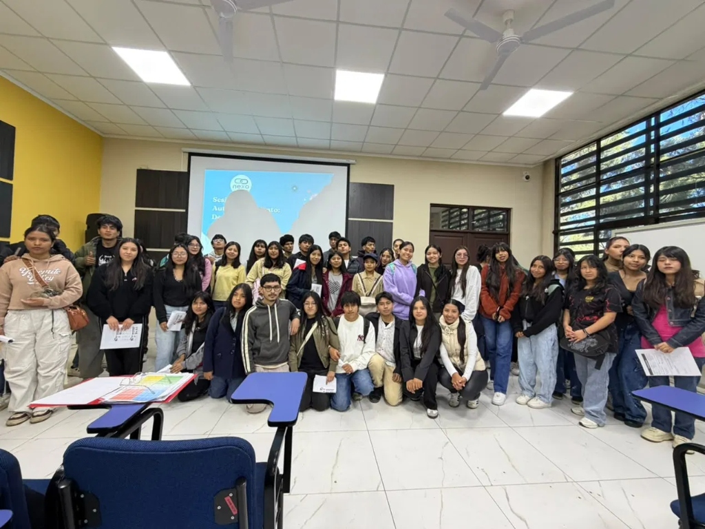 Sesión de autoconocimiento y liderazgo juvenil con estudiantes